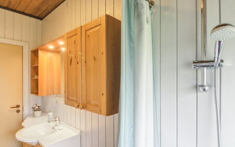 Gabi - 30Km from the Sea: Luminaire Plomberie, Bois, Design Intérieur, Salle De Bains, Lavabo, Évier, Sol, Robinet, Plomberie, Sol