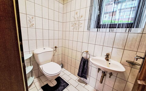Zur Schönen Aussicht: Évier, Miroir, Luminaire Plomberie, Robinet, Lavabo, Salle De Bains, Design Intérieur, Bâtiment, Sol, Sol