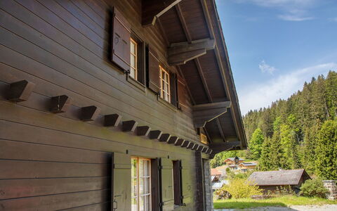 Chalet L'Escapade: Plante, Propriété, Fenêtre, Ciel, Bâtiment, Nuage, Bois, Surface De La Route, Arbre, Ombre