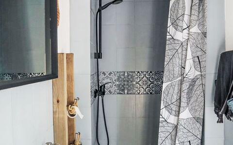 Alva: Luminaire Plomberie, Robinet, Blanc, Tete De Douche, Évier, Design Intérieur, Bar De Douche, Douche, Panneau De Douche, Salle De Bains
