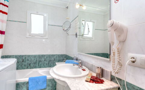 La Chumberita: Robinet, Miroir, Luminaire Plomberie, Évier, Propriété, Lavabo, Salle De Bains, Violet, Bâtiment