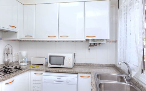 La Chumberita: Cabinetry, Comptoir, Evier, Propriété, Évier, Blanc, Bâtiment, Cuisine, Cuisinière, Fenêtre