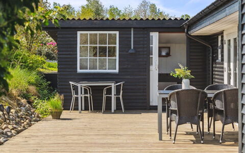 Sölvy - 300M from the Sea: Bois, Porte, Meubles, Chalet, Domicile, Siding, Porche, Dur, Mobilier De Jardin, Plate-Forme