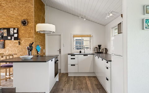 Sölvy - 300M from the Sea: Cuisine, Design Intérieur, Bois, Meubles, Comptoir, Plafond, Sol, Appareil De Cuisine, Luminaire, Cabinetry