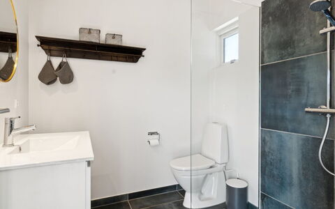 Sölvy - 300M from the Sea: Siège De Toilette, Sol, Luminaire Plomberie, Sol, Toilette, Salle De Bains, Design Intérieur, Plafond, Plomberie, Robinet