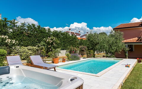 Petar: Ciel, L'Eau, Plante, Jour, Propriété, Bâtiment, Piscine, Bleu Azur, La Nature, Architecture