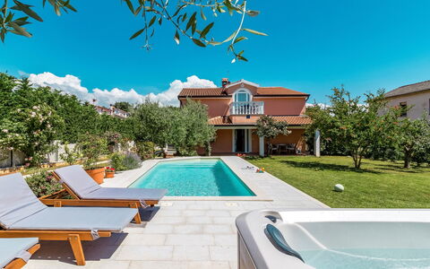 Petar: Ciel, L'Eau, Plante, Jour, Propriété, Bâtiment, Piscine, Bleu Azur, La Nature, Architecture