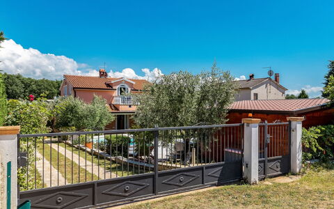 Petar: Ciel, L'Eau, Plante, Jour, Propriété, Bâtiment, Piscine, Bleu Azur, La Nature, Architecture