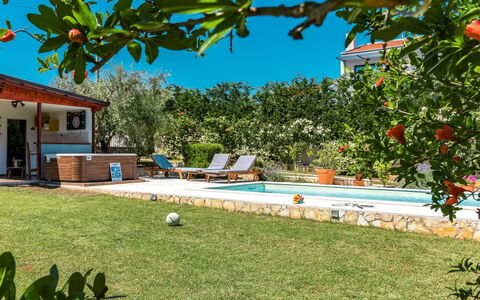 Petar: Ciel, L'Eau, Plante, Jour, Propriété, Bâtiment, Piscine, Bleu Azur, La Nature, Architecture