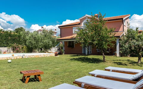 Petar: Ciel, L'Eau, Plante, Jour, Propriété, Bâtiment, Piscine, Bleu Azur, La Nature, Architecture