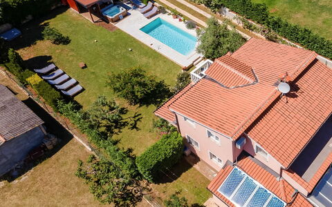 Petar: Ciel, L'Eau, Plante, Jour, Propriété, Bâtiment, Piscine, Bleu Azur, La Nature, Architecture