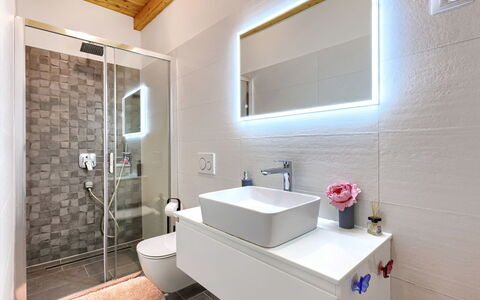 Nina: Miroir, Robinet, Luminaire Plomberie, Propriété, Évier, Lavabo, Bâtiment, Salle De Bains, Armoire De Toilette, Design Intérieur