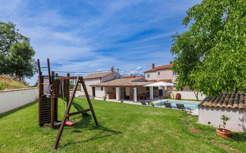 Nina: Nuage, Plante, Ciel, Bâtiment, Arbre, Fenêtre, Lot Terre, Bois, Maison, Paysage
