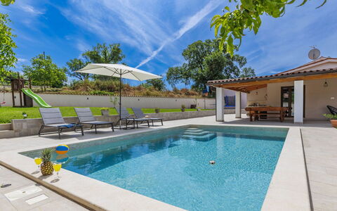 Nina: L'Eau, Ciel, Plante, Nuage, Bâtiment, Propriété, Piscine, Bleu Azur, Arbre, Chaise