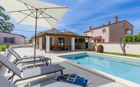 Nina: Ciel, Nuage, L'Eau, Propriété, Plante, Bâtiment, Piscine, Bleu Azur, Fenêtre, Chaise