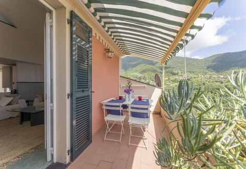 Emma House, Terrace and Sea View, Moneglia: Table, Plante, Meubles, Bâtiment, Chaise, Ombre, Nuage, Plante D'Appartement, Mobilier De Jardin, Architecture