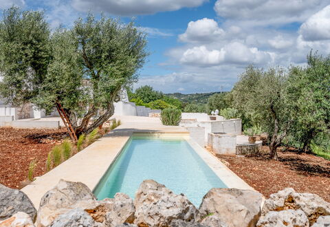 Villa La Selva: L'Eau, Nuage, Propriété, Plante, Ciel, Paysage Naturel, Arbre, Plan D'Eau, Piscine, Herbe