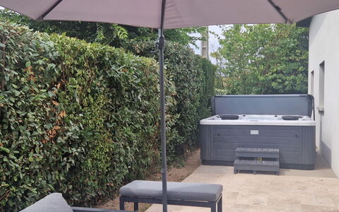 Les Sablons: Mobilier De Jardin, Parapluie, Jardin, Meubles, Pot De Fleur, Arrière-Cour, Ombre, Patio, Plante D'Appartement, Aménagement Paysager