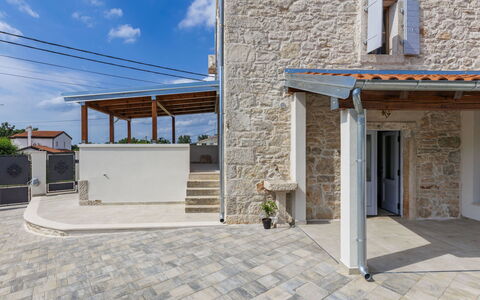 Villa Lucky: L'Eau, Bâtiment, Jour, Propriété, Ciel, Fenêtre, Bleu Azur, Architecture, Arbre, Design Urbain