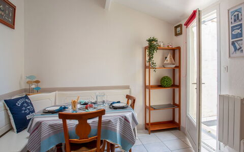 La Maison du Pêcheur: Meubles, Table, Propriété, Bâtiment, Cadre, Chaise, Bleu Azur, Textile, Design Intérieur, Bois
