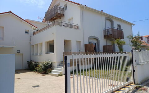 Capbreton 152: Plante, Ciel, Bâtiment, Propriété, Fenêtre, Clôture, Lot Terre, Maison, Porte, Arbre