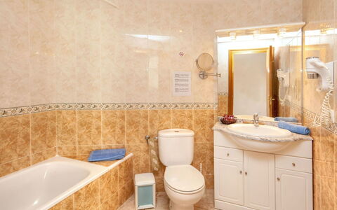 Llançà 656: Miroir, Luminaire Plomberie, Robinet, Lavabo, Évier, Siège De Toilette, Bâtiment, Armoire De Toilette, Toilette, Salle De Bains