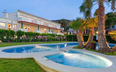 Llançà 656: Plante, L'Eau, Ciel, Bâtiment, La Nature, Bleu Azur, Piscine, Arbre, Plan D'Eau, Loisir