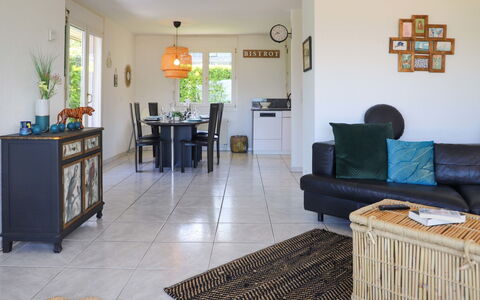 Route de la Muraz 9: Propriété, Table, Meubles, Canapé, Design Intérieur, Plante D'Appartement, Bois, Architecture, Canapé-Lit, Sol