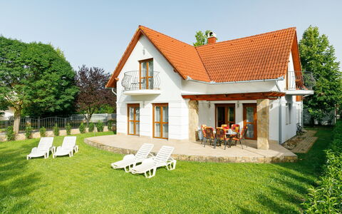Lavender: Ciel, Plante, Bâtiment, Propriété, Fenêtre, Arbre, Maison, Architecture, Lot Terre, Herbe