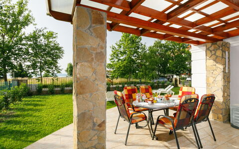 Lavender: Plante, Meubles, Table, Chaise, Bâtiment, Arbre, Ombre, Bois, Tableau De Plein Air, Architecture