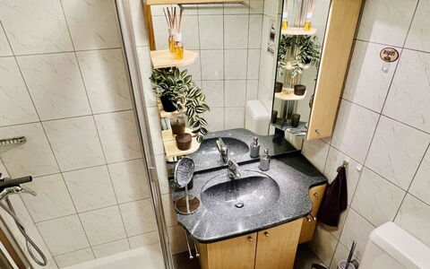 Haus Judith - Bonita: Miroir, Robinet, Luminaire Plomberie, Bâtiment, Évier, Lavabo, Salle De Bains, Design Intérieur, Sol, Maison
