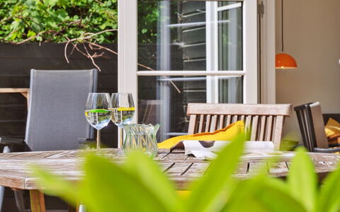 Riana - 700M from the Sea: Cuisine, Comptoir, Appareil De Cuisine, Sol, Cabinetry, Design Intérieur, Principaux Appliance, Sol, Domicile, Meubles