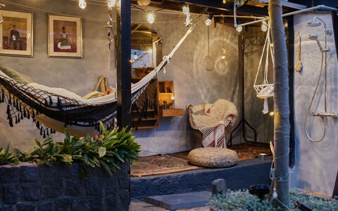 Hebba - 125M from the Sea: Bois, Éclairage, Meubles, Matériau Naturel, Chaise, Pot De Fleur, Luminaire, Plante D'Appartement, Salon, Lampe