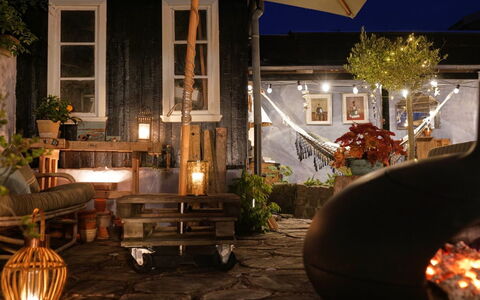 Hebba - 125M from the Sea: Bois, Meubles, Appartement, Pièce, Plafond, Tache De Bois, Chaise, Dur, Vernis, Lumber
