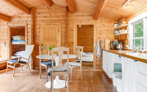 Juho - 700M from the Sea: Meubles, Design Intérieur, Sol, Sol, Plafond, Pièce, Chaise, Table, Appartement, Table Cuisine Et Salle A Manger