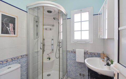 Ca'Sita Salobre Pueblo: Robinet, Luminaire Plomberie, Miroir, Évier, Bâtiment, Salle De Bains, Violet, Lavabo, Douche