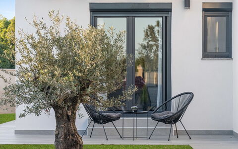 Villa Meraki: L'Eau, Ciel, Bâtiment, Plante, Propriété, Bleu, Fenêtre, Bleu Azur, Piscine, Arbre