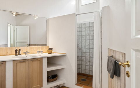 Magh - 400M from the Sea: Mur, Sol, Design Intérieur, Sol, Luminaire Plomberie, Armoire De Toilette, Salle De Bains, Plafond, Évier, Pièce