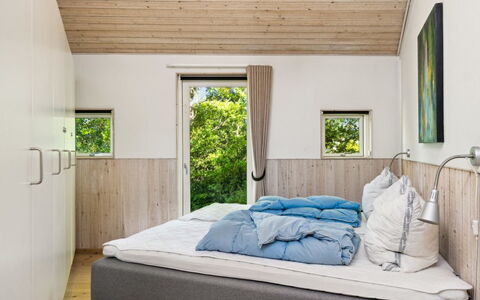 Magh - 400M from the Sea: Chambre, Design Intérieur, Lit, Meubles, Literie, Drap De Lit, Cadre De Lit, Dur, Oreiller, Tache De Bois