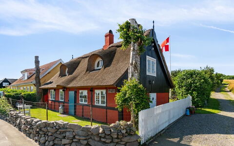 Leoni - 115M from the Sea: Bois, Toit, Architecture, Domicile, Maison, Chalet, Siding, Dur, Pente, Biens