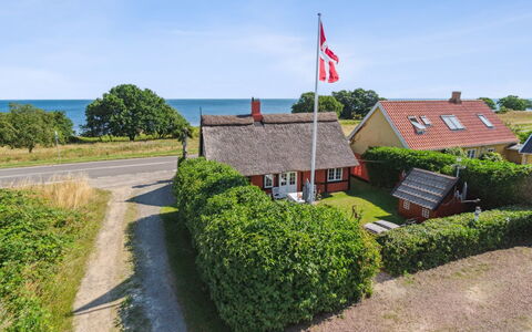 Leoni - 115M from the Sea: Bois, Toit, Architecture, Domicile, Maison, Chalet, Siding, Dur, Pente, Biens