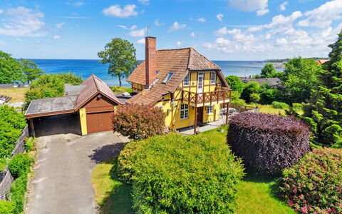 Vanta - 50M from the Sea: Bois, Meubles, Appartement, Pièce, Plafond, Tache De Bois, Chaise, Dur, Vernis, Lumber