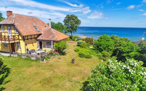 Vanta - 50M from the Sea: Bois, Meubles, Appartement, Pièce, Plafond, Tache De Bois, Chaise, Dur, Vernis, Lumber