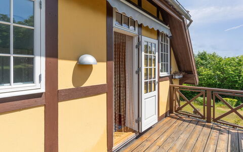 Vanta - 50M from the Sea: Bois, Meubles, Appartement, Pièce, Plafond, Tache De Bois, Chaise, Dur, Vernis, Lumber