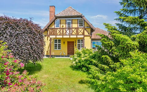 Vanta - 50M from the Sea: Bois, Meubles, Appartement, Pièce, Plafond, Tache De Bois, Chaise, Dur, Vernis, Lumber