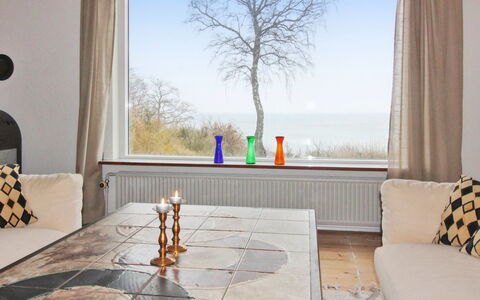 Vanta - 50M from the Sea: Bois, Meubles, Appartement, Pièce, Plafond, Tache De Bois, Chaise, Dur, Vernis, Lumber