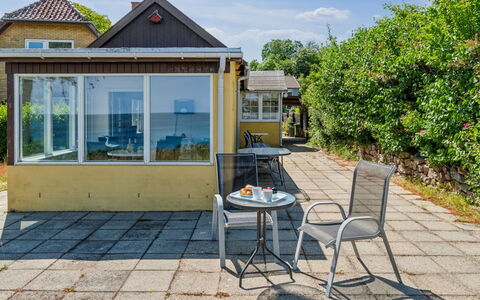 Throtti - 50M from the Sea: Domicile, Porte, Chalet, Porche, Ombre, Biens, Cour, Allée, Siding, Batiments Jardin