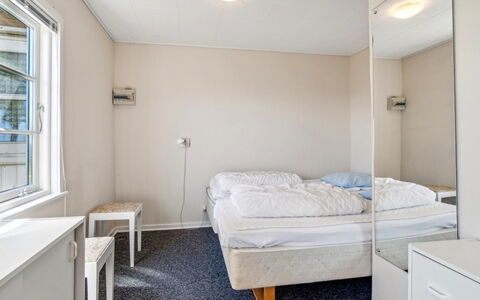 Throtti - 50M from the Sea: Chambre, Lit, Bois, Sol, Sol, Drap De Lit, Literie, Design Intérieur, Pièce, Cadre De Lit