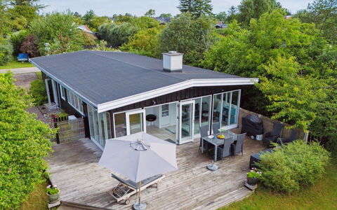 Manko - 250M from the Sea: Maison, Domicile, Toit, Chalet, Porche, Biens, Ombre, Plate-Forme, Aménagement Paysager, Cour