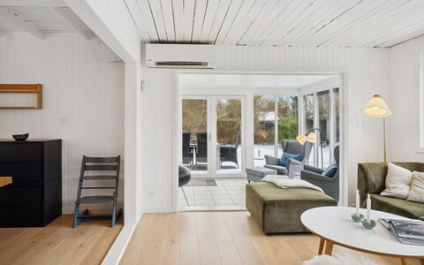 Manko - 250M from the Sea: Sol, Design Intérieur, Sol, Meubles, Parquet, Mur, Bois, Plafond, Salon, Domicile